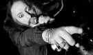 Bobby Liebling dei Pentagram sta esercitando il suo noto magnetismo da bulbo oculare avanzato.